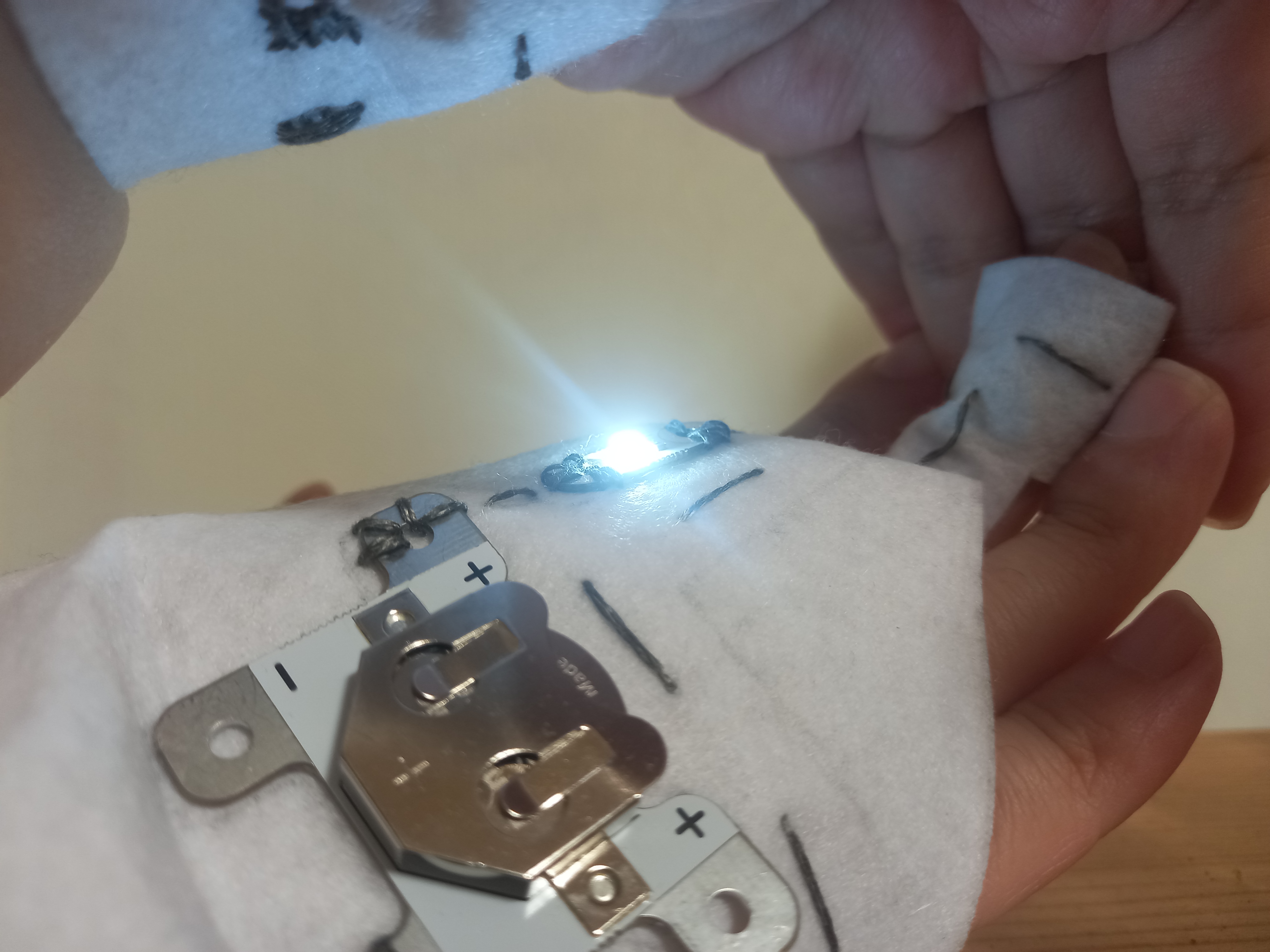 LighTuT - A pair of lighting gloves for tutting dancers to highlight their moves for performance project image